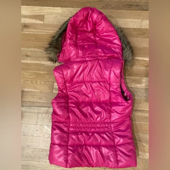NWT pink puffer vest with fur hood - Picture 6 of 7
